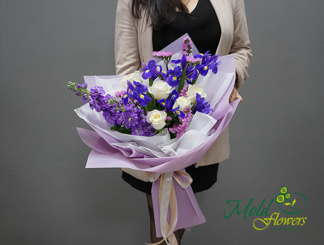 Buchet de iris violet si trandafiri albi foto